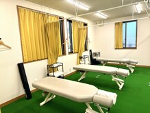 ひろがる接骨院 総社院の雰囲気（広い空間での施術ルーム）