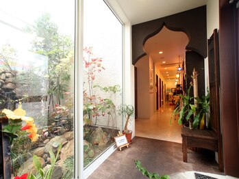 サロンドカイ(Salon de Kai)/玄関から中庭へのアプローチ