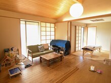 スピカの雰囲気（自然素材の多い空間です。ご家族同伴やお子様連れも可♪）