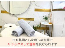 白を基調とした癒しの空間でリラックスして施術を受けられます。