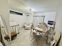 ミャウネイル(Miaou nail)の雰囲気（広々と落ち着いたリラックス空間で、サブスク視聴も可能♪）