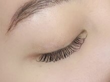 flatlashで自まつ毛を挟んでつけるflat×２でナチュラルeyeに！