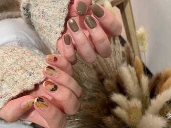 マルネイル 新宿(MARU NAIL)の写真/季節感やトレンドを取り入れたアートで華やかなお手元に♪インクネイルや色鉛筆を使った手書きアートも◎