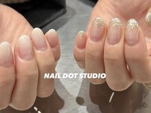 ネイルドットスタジオ 堺筋本町(NAIL DOT STUDIO)/白グラデ × ラメグラデ