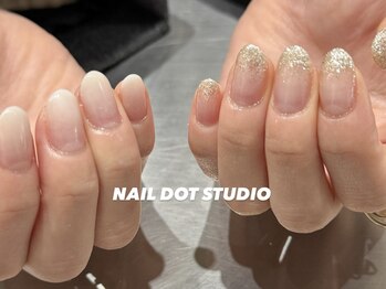 ネイルドットスタジオ 堺筋本町(NAIL DOT STUDIO)/白グラデ × ラメグラデ