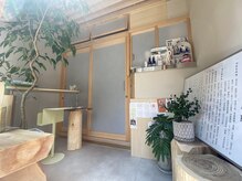 美巡究 南麻布の雰囲気(自然素材を使用した、ナチュラルな空間。養生茶でほっと一息♪)