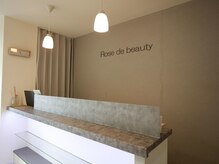 ローズドゥビューティー 清須店(Rose de beauty)の雰囲気（白とグレーで統一☆個室で落ち着いた雰囲気のサロンです。）