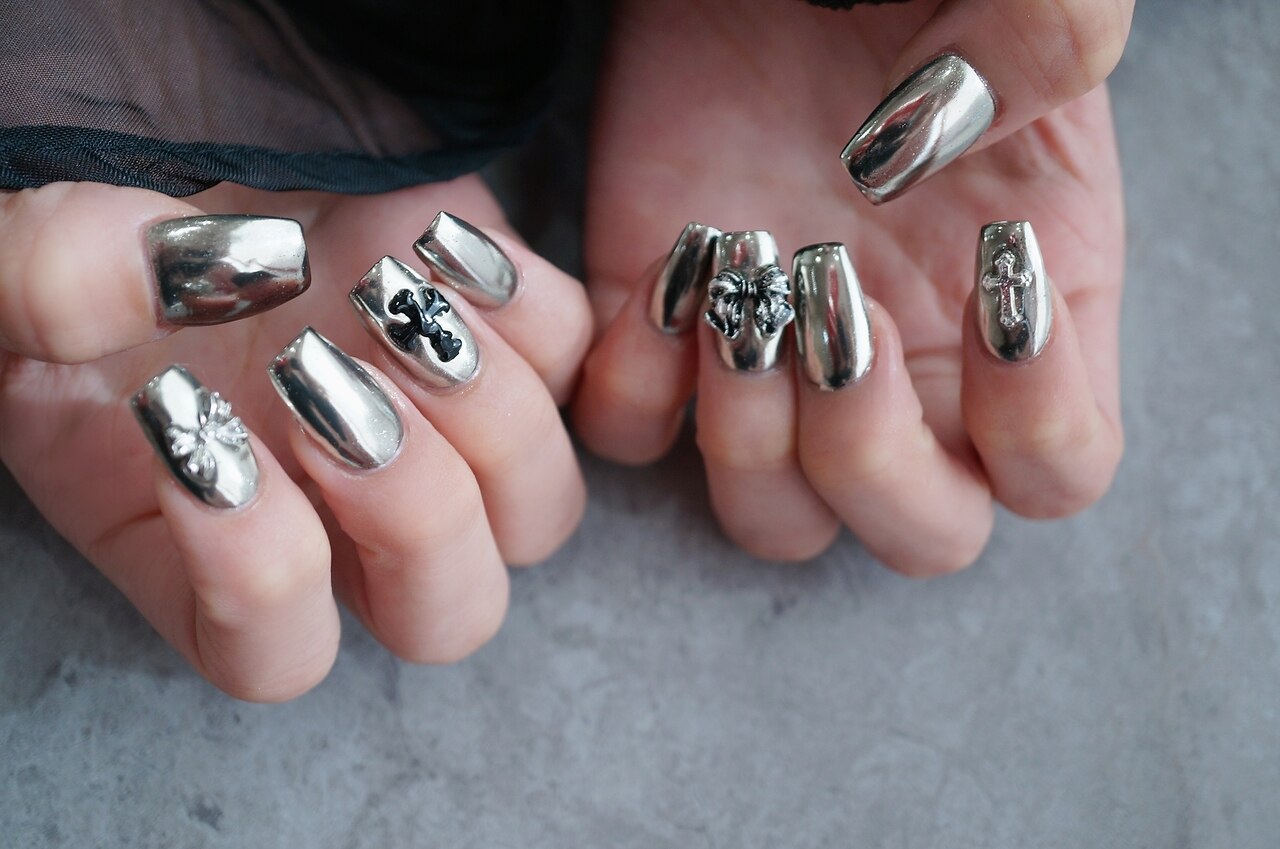 2025年-2026年冬トレンド】シルバーミラーのネイルデザイン集｜人気順