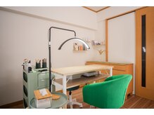 緑を基調とした店内で目にも心にも優しいサロンです。