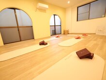リラビー(Lilavy)の雰囲気（6人までの少人数制で落ち着いてヨガをしていただけます）