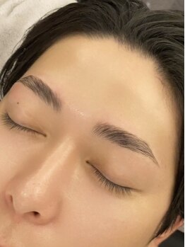 ジジ(JIJI)の写真/【清潔感UP☆眉毛で印象が変わる】初心者でも安心◎自信の持てるバランスの良い垢抜け眉に仕上げます！