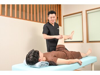 ラッコ整骨院の写真/【階段・立ち上がりの膝の痛みに】膝と足の使い方を院長が確認。初回1,980円