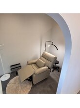 ロレインブロウ 桑名店/ゆったりした個室空間