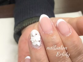 白フレンチのレリーフネイル