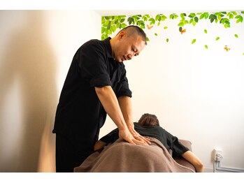 ほぐらく猫/絶妙な力加減でもみほぐします♪