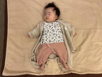 子育てママの整体サロン/施術中のお子様の様子