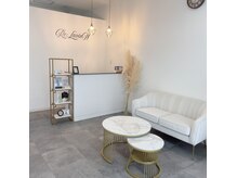 リーラヴィエン(Re:LavieN)の雰囲気（ラグジュアリーな空間の受付・カウンセリングスペース☆）