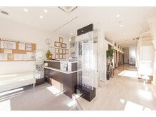 リラクシブ/白と木目調の店舗内
