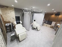 ザラッシュ バイ ディグダグ(THE LASH by digxdug.)の雰囲気(半個室に設置されたセット面はリラックスして過ごせます◎)