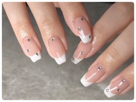 フレンチネイルにクリスタル