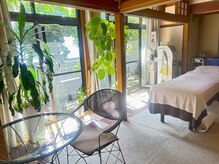 癒しの森の雰囲気（縁側からの優しい木漏れ日を浴びながら癒しのひとときを♪）