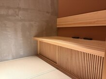 ヒトマ(Hitoma)の雰囲気（畳と特注の檜椅子で深くくつろぐ）