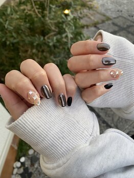 カマルスパラトゥ(KAMAL spa RATU)/黒ネイル×ビジューデザイン