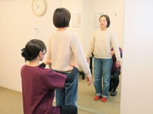 オステオパシー整体院 セルフリライアンス 肩こり/腰痛/骨盤矯正/小顔/耳つぼの雰囲気(鏡の前で全身の骨格の確認をします♪)
