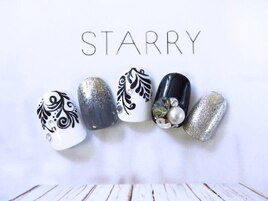 シックなフラワーネイル