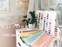 明るく素敵で居心地の良いサロンです