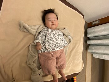 子育てママの整体サロン/施術中のお子様の様子