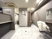 アイック 三宮店(I’ck)/白とグレーを基調とした店内