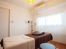 晴(ハレ)の雰囲気(大きな窓から光が差し込み癒しの空間で施術◎)