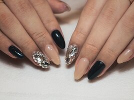 ビジュー敷き詰めネイル