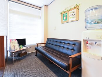 あかつか腰痛センター/待合スペース