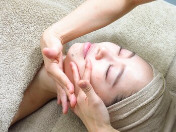 エニ 恵比寿(eni)の写真/フェイスラインにお悩みの方へ☆ヘッドスパ+小顔コルギでリフトアップ!顔のむくみと頭の疲れケアを同時に♪