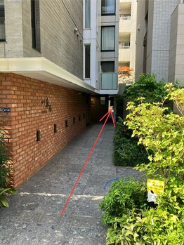 240鍼灸マッサージ院 麻布十番/脇の通路を抜けてください