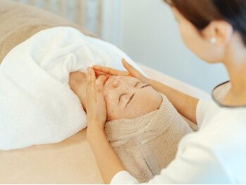 トッコボディケアの写真/【魔法の小顔矯正】独自の手技で顔と体の歪みを同時に緩和！下がった頬肉をキュっと引き上げたるみケアも◎