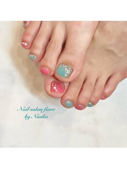 ピンクと水色のアシメネイル