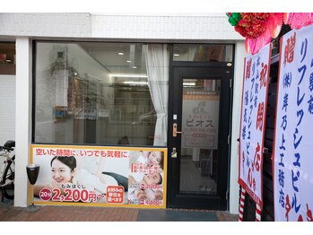 ビオス/ビル正面の右手側が入口