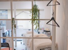 アンドアイズ(And Eyes)の雰囲気（施術中はリラックスできるようにベッドを採用しています）