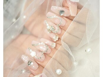 パール×ビジューの華やかネイル