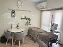 ジュビランエステルームシェリ (JUBILANT cheri)の雰囲気（ベットはゆったりと広めで施術中は深い眠りについていただけます）