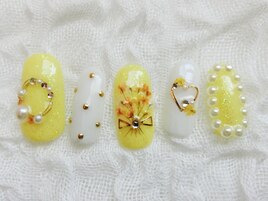 イエローホワイトの爽やかネイル