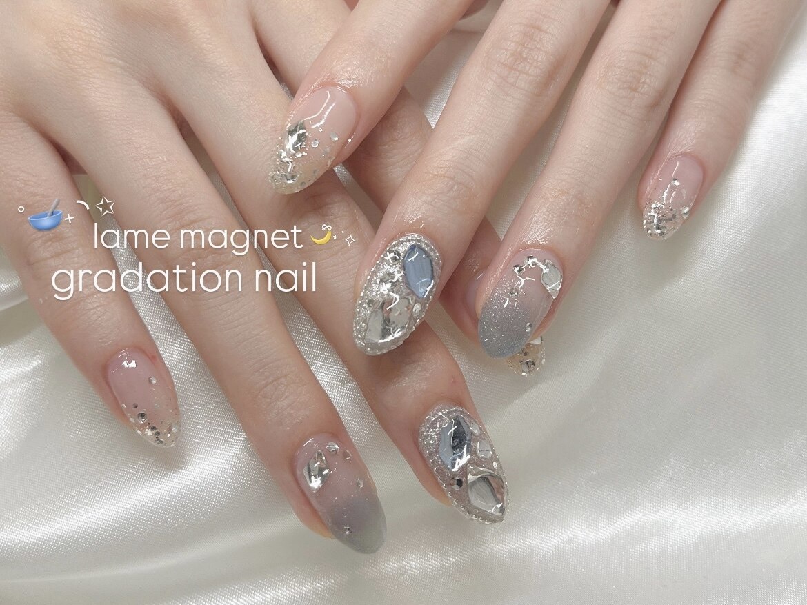 2025年-2026年冬トレンド】ブルー ラメグラデーションのネイルデザイン