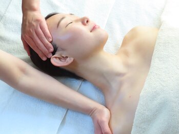 フルールクレール 日本橋店の写真/フェイスラインをきゅっと引き上げ理想の小顔へ。頭蓋骨矯正+首肩リンパ+小顔矯正でリフトアップ&ツヤ肌に