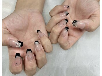 ネイルアンドアイラッシュスタジオ シュシュ(chouchou)/黒フレンチ　シルバーリボン