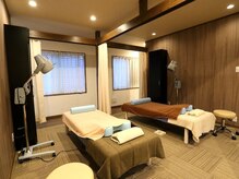 すぎの木鍼灸院の雰囲気（ブラウンを基調とした落ち着いた雰囲気の施術スペース）