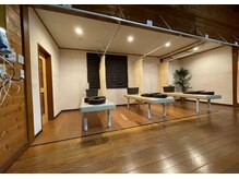 【痩身/ダイエット/整体/骨盤矯正】専門サロン アテオスの雰囲気（院内は木の温もりと落ち着いたBGMでリラックス。施術空間も確保）