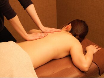 アリアケ(Ariake)の写真/【初めての方大歓迎】人気のヘッドマッサージと背面アロマの組み合わせで滞ったリンパの流れを促進し代謝UP